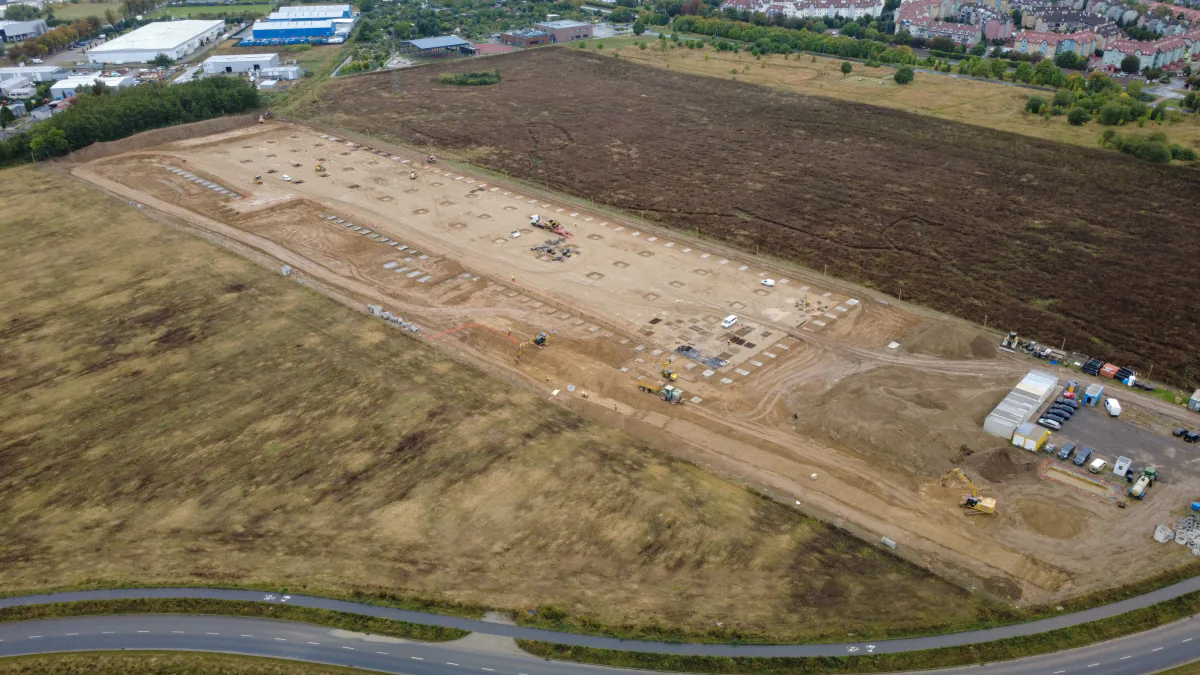 Plac budowy w Stobnie — widok z drona od strony drogi